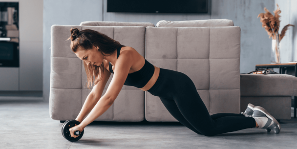 不要再亂做滾輪了！6招健腹輪訓練，從初學到進階打造完美腹肌